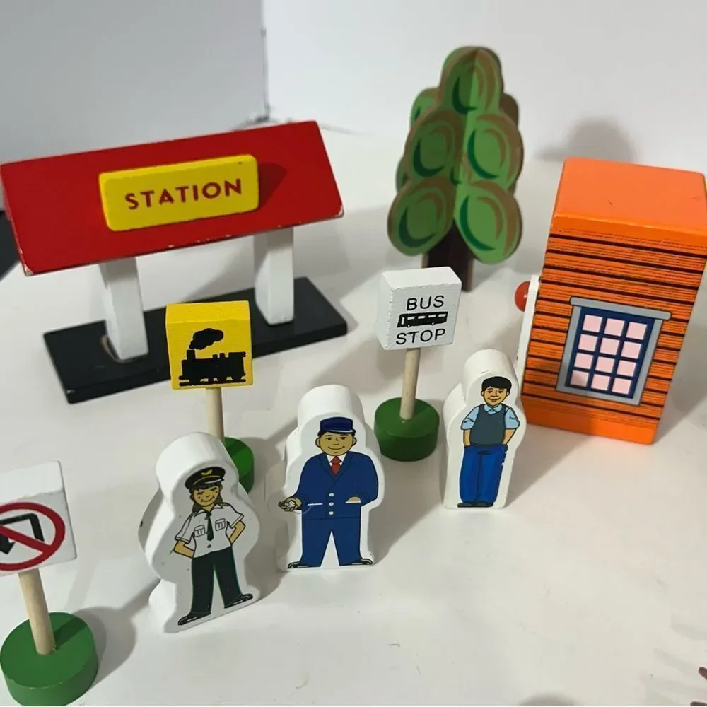 Thomas & Friends Wooden Railway Train – People, Signs, Fencing, Trees, Building